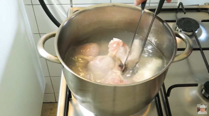 Cuma pakai 2 bahan dapur, ini trik masak opor ayam supaya tak bau amis