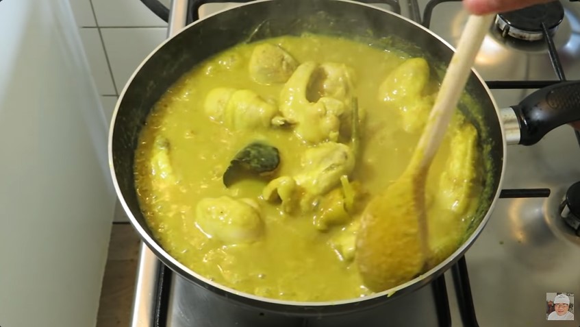 Cuma pakai 2 bahan dapur, ini trik masak opor ayam supaya tak bau amis