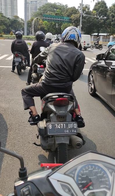 Kelakuan absurd pengendara motor di lampu merah TikTok
