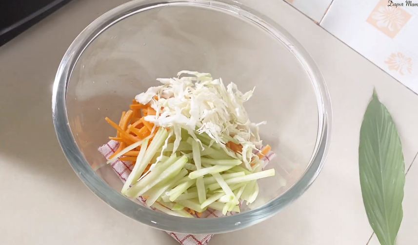 Tanpa ditambah air, ini trik bikin bakwan yang tipis, nggak berminyak dan renyah tahan lama