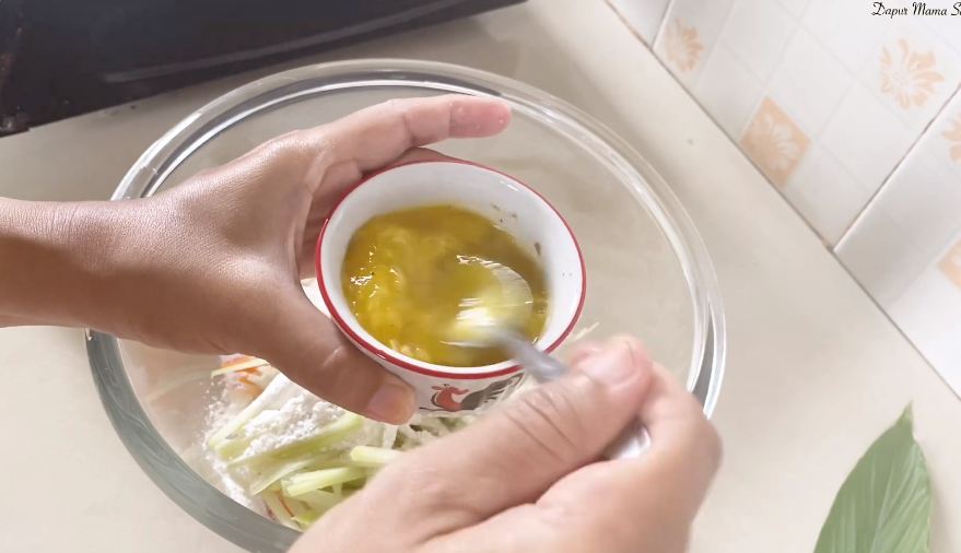 Tanpa ditambah air, ini trik bikin bakwan yang tipis, nggak berminyak dan renyah tahan lama