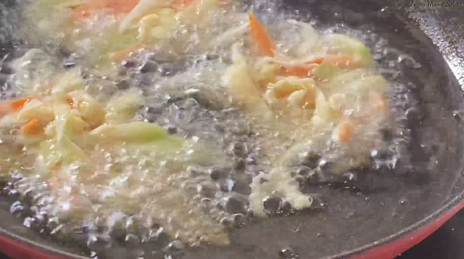 Tanpa ditambah air, ini trik bikin bakwan yang tipis, nggak berminyak dan renyah tahan lama