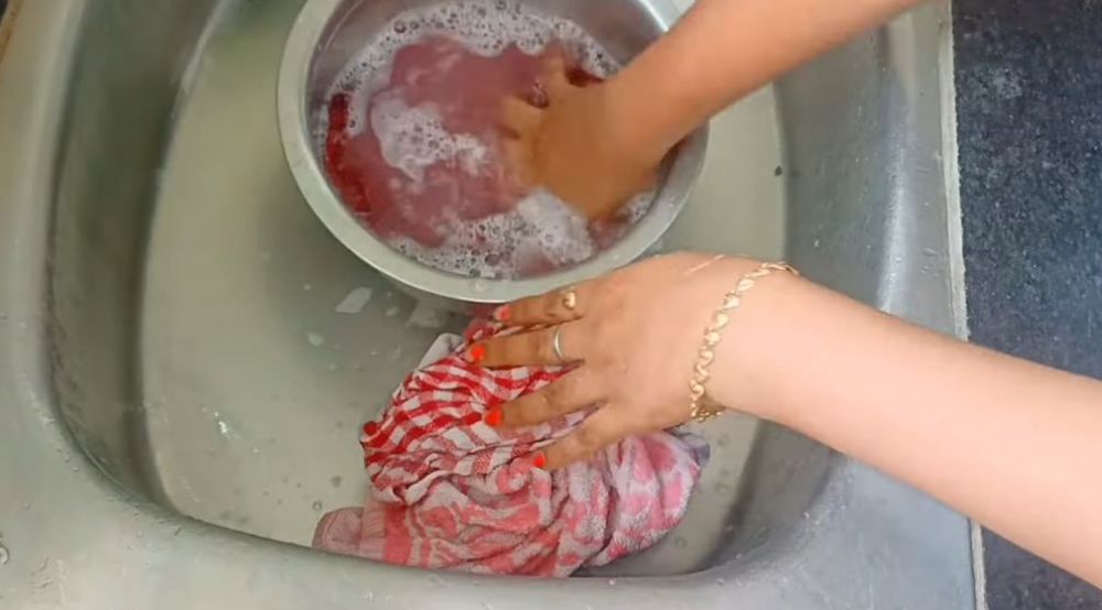 Trik mencuci lap dapur yang bau dan berminyak, auto bersih kesat walau tanpa baking soda