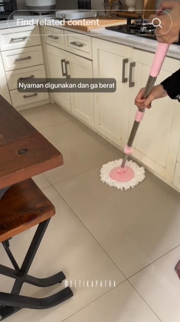 Cara jitu mengepel lantai yang kotor dan lengket, auto kinclong lagi dengan tambahan 2 bahan dapur