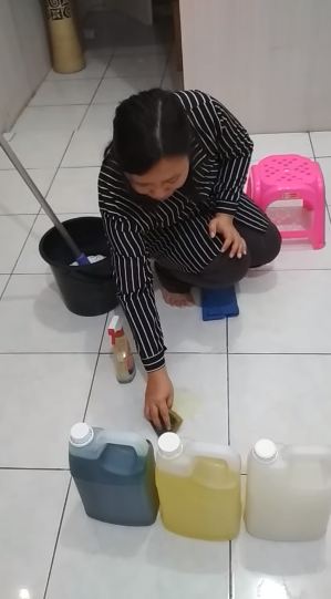 Tak ditaburi tepung, ini cara bersihkan tumpahan minyak goreng di lantai agar kesat dan kinclong lagi