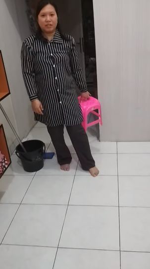 Tak ditaburi tepung, ini cara bersihkan tumpahan minyak goreng di lantai agar kesat dan kinclong lagi