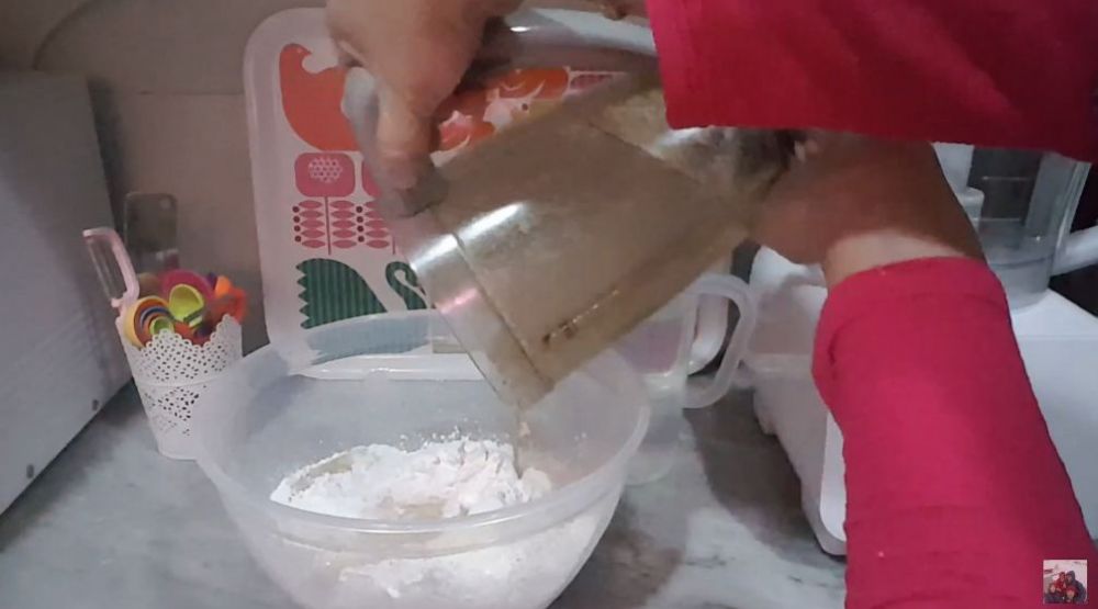 Bermodal tepung beras saja, ini cara meracik adonan rempeyek kacang yang tipis dan renyah tahan lama