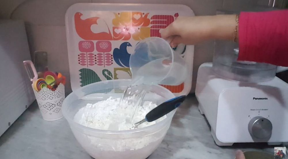 Bermodal tepung beras saja, ini cara meracik adonan rempeyek kacang yang tipis dan renyah tahan lama