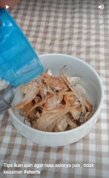 Tak perlu garam atau air panas, ini cara ampuh dan cepat mengurangi rasa asin pada ikan asin