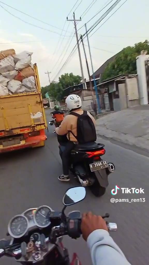 Cara ekstrem bawa batang besi di motor © TikTok Cara ekstrem bawa batang besi di motor © TikTok