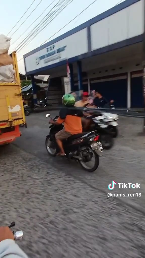 Cara ekstrem bawa batang besi di motor © TikTok Cara ekstrem bawa batang besi di motor © TikTok