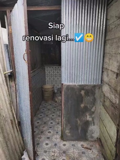 toilet usai di-makeover catnya ungu © 2023 brilio.net