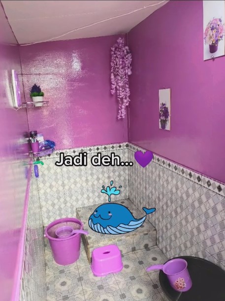 toilet usai di-makeover catnya ungu © 2023 brilio.net toilet usai di-makeover catnya ungu © 2023 brilio.net