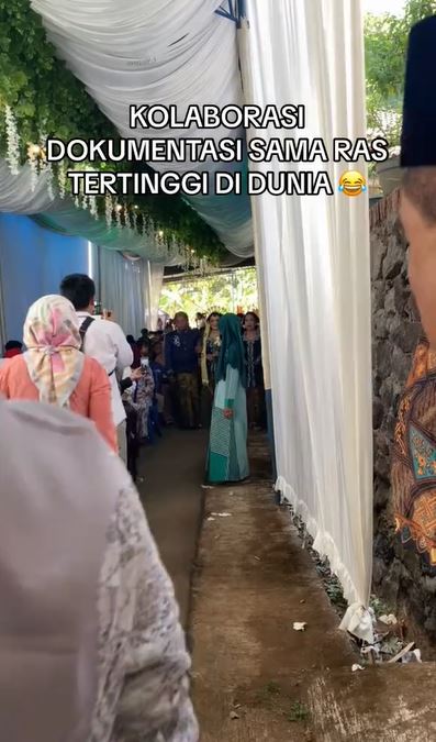 Momen kocak fotografer kesal dihalangi emak-emak TikTok