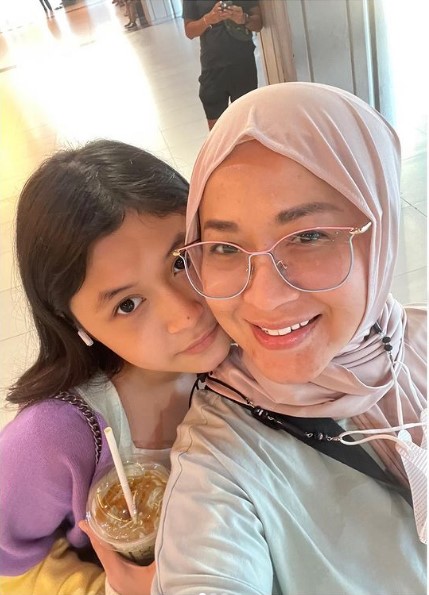 Okie Agustina tampil bare face © Instagram