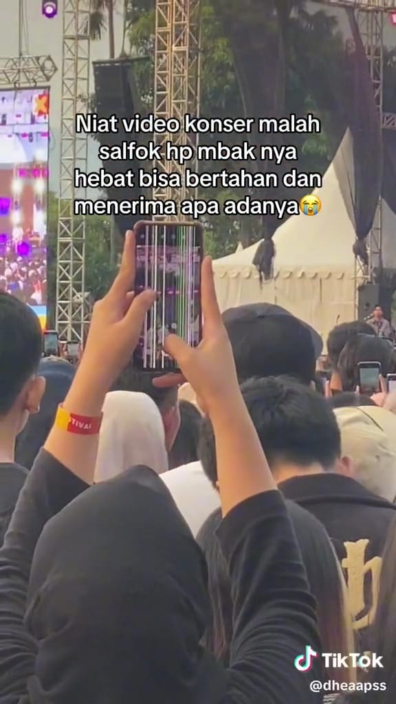 HP LCD rusak tak sengaja terekam © TikTok