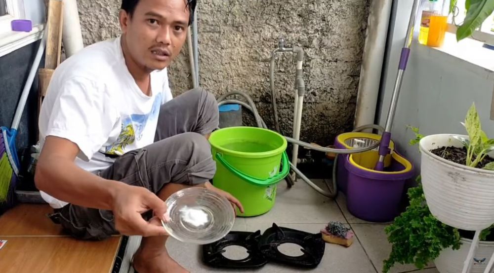 Tanpa direndam sitrun, ini trik cepat bersihkan kerak tungku kompor pakai 2 bahan sederhana