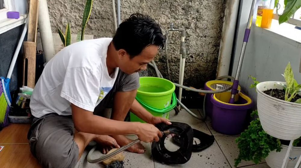Tanpa direndam sitrun, ini trik cepat bersihkan kerak tungku kompor pakai 2 bahan sederhana