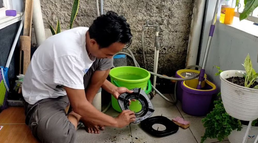 Tanpa direndam sitrun, ini trik cepat bersihkan kerak tungku kompor pakai 2 bahan sederhana