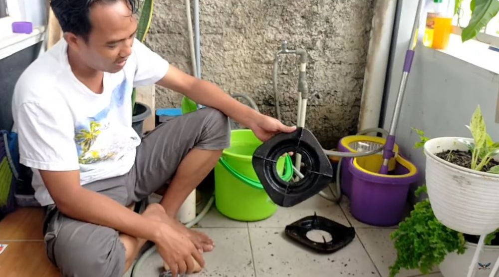 Tanpa direndam sitrun, ini trik cepat bersihkan kerak tungku kompor pakai 2 bahan sederhana