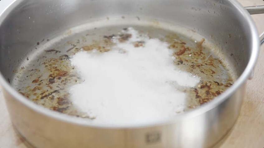 Tanpa disikat atau direndam air, ini cara bersihkan noda kerak di dasar panci pakai 1 bahan dapur