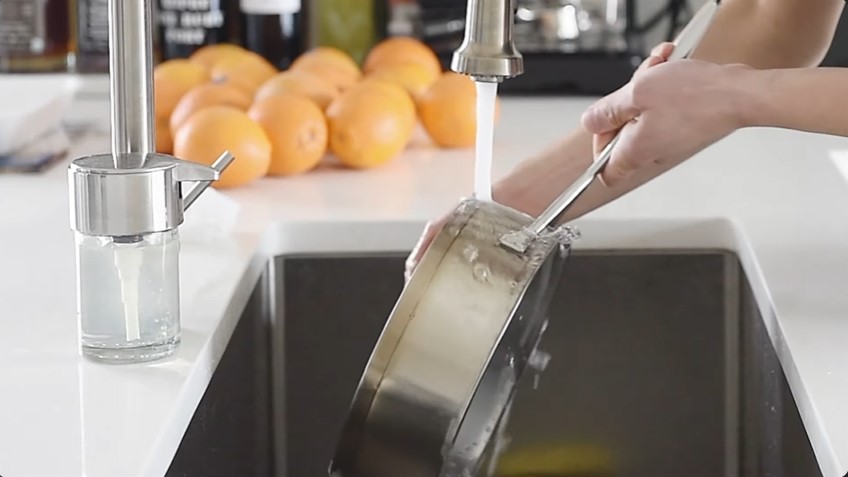 Tanpa disikat atau direndam air, ini cara bersihkan noda kerak di dasar panci pakai 1 bahan dapur