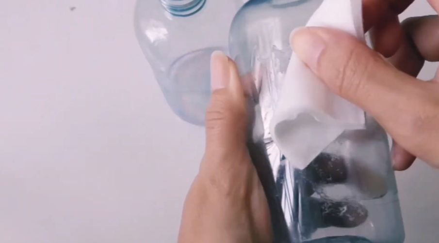 Cepat tanpa bekas, ini cara hilangkan sisa lem stiker di botol plastik meski tanpa minyak kayu putih