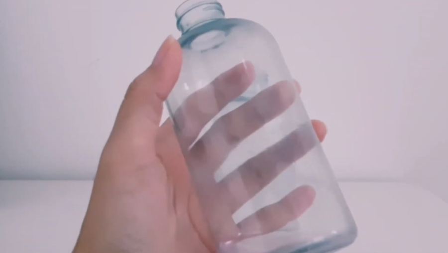 Cepat tanpa bekas, ini cara hilangkan sisa lem stiker di botol plastik meski tanpa minyak kayu putih