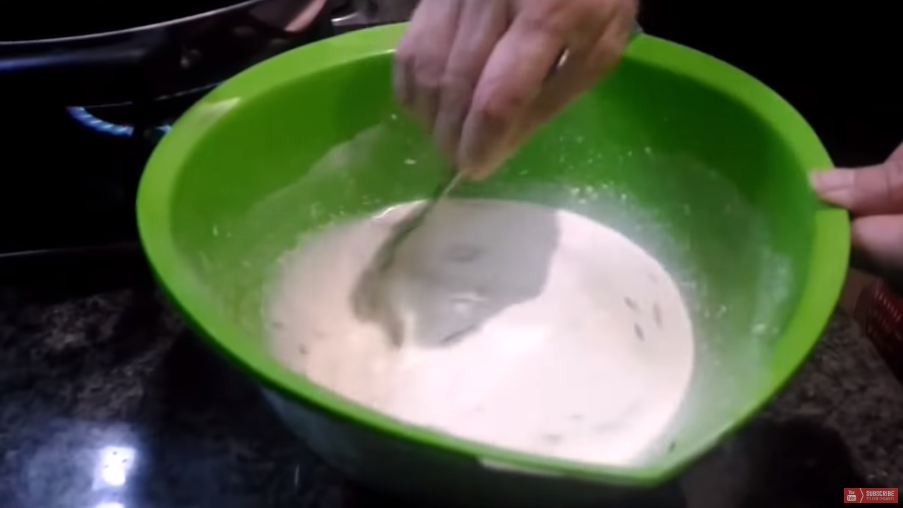 Tanpa perlu digoreng dua kali, ini trik bikin peyek semakin tipis dan renyah tahan lama