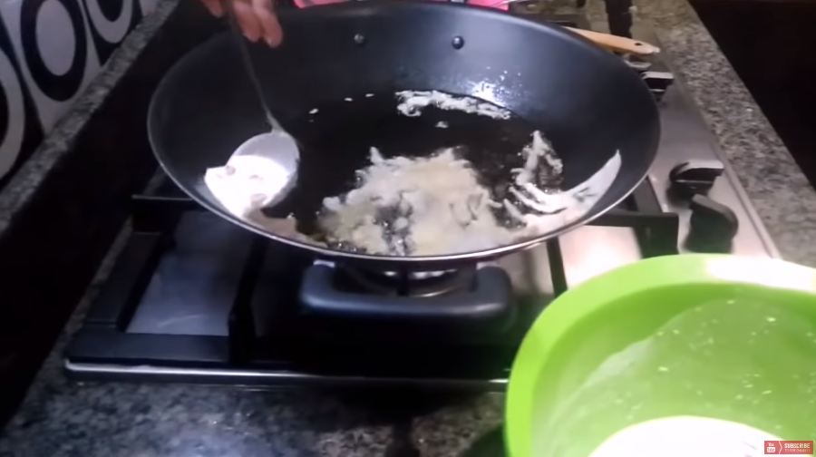 Tanpa perlu digoreng dua kali, ini trik bikin peyek semakin tipis dan renyah tahan lama