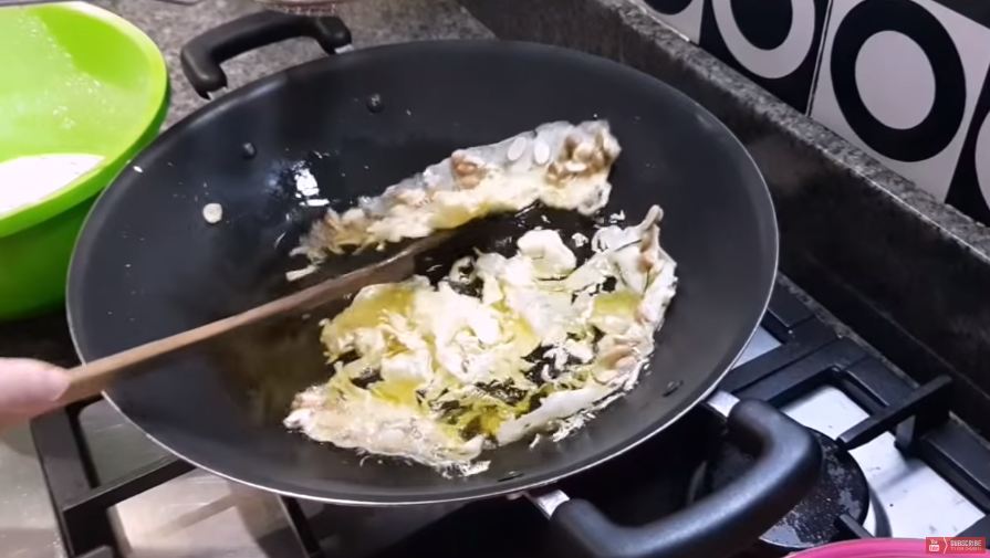 Tanpa perlu digoreng dua kali, ini trik bikin peyek semakin tipis dan renyah tahan lama