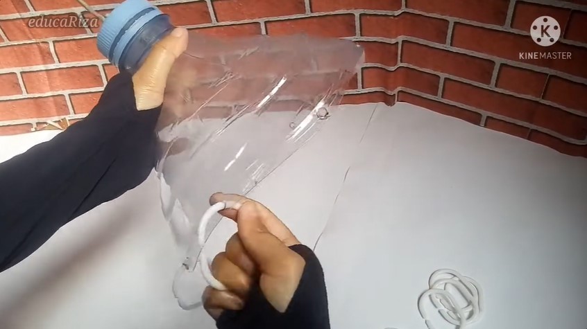 Aksi pria tunjukkan fungsi lain galon bekas ini kreatif tanpa batas, ibu-ibu auto girang