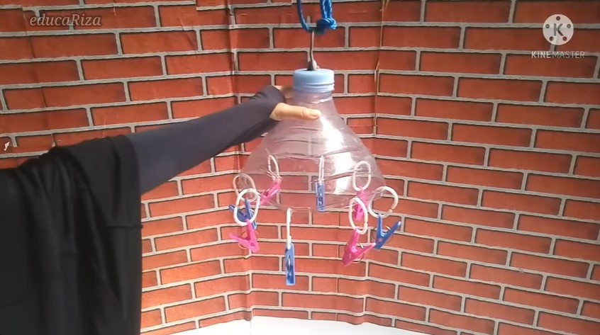 Aksi pria tunjukkan fungsi lain galon bekas ini kreatif tanpa batas, ibu-ibu auto girang