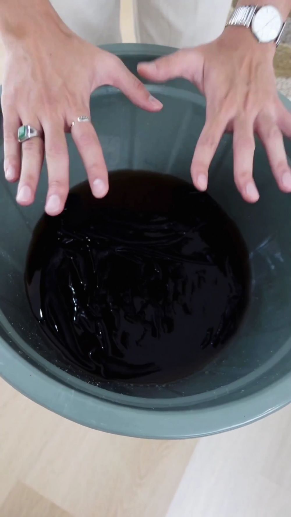 Trik ampuh mengembalikan warna baju hitam yang memudar cuma pakai 1 jenis minuman