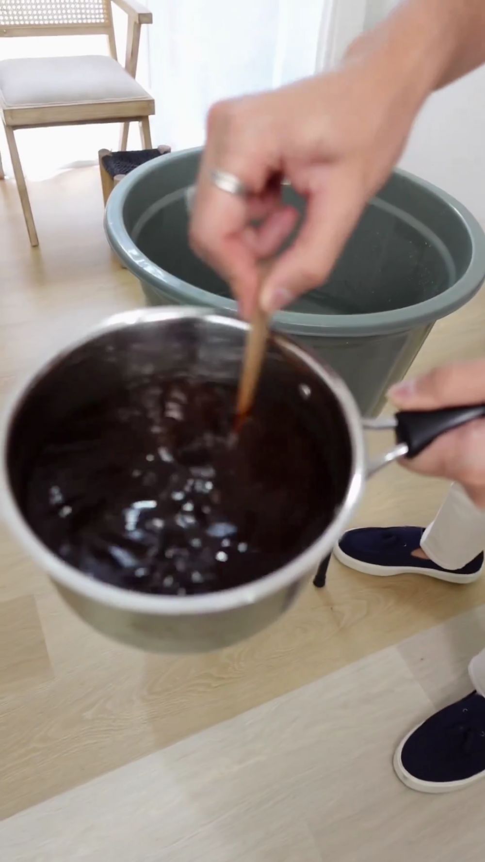 Trik ampuh mengembalikan warna baju hitam yang memudar cuma pakai 1 jenis minuman