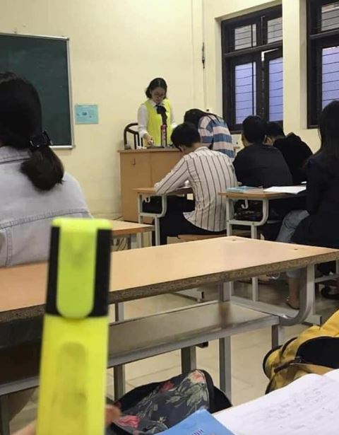 warna baju guru mirip dengan benda yang dibawa siswa Berbagai sumber