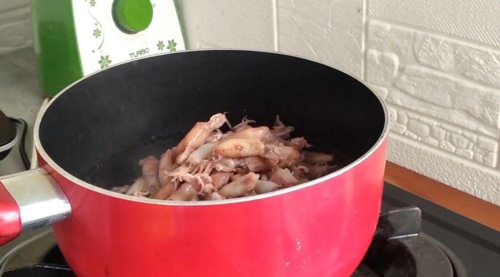 Bukan pakai garam atau kertas, begini trik ampuh mengurangi rasa asin berlebih pada cumi kering