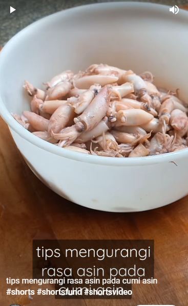 Bukan pakai garam atau kertas, begini trik ampuh mengurangi rasa asin berlebih pada cumi kering
