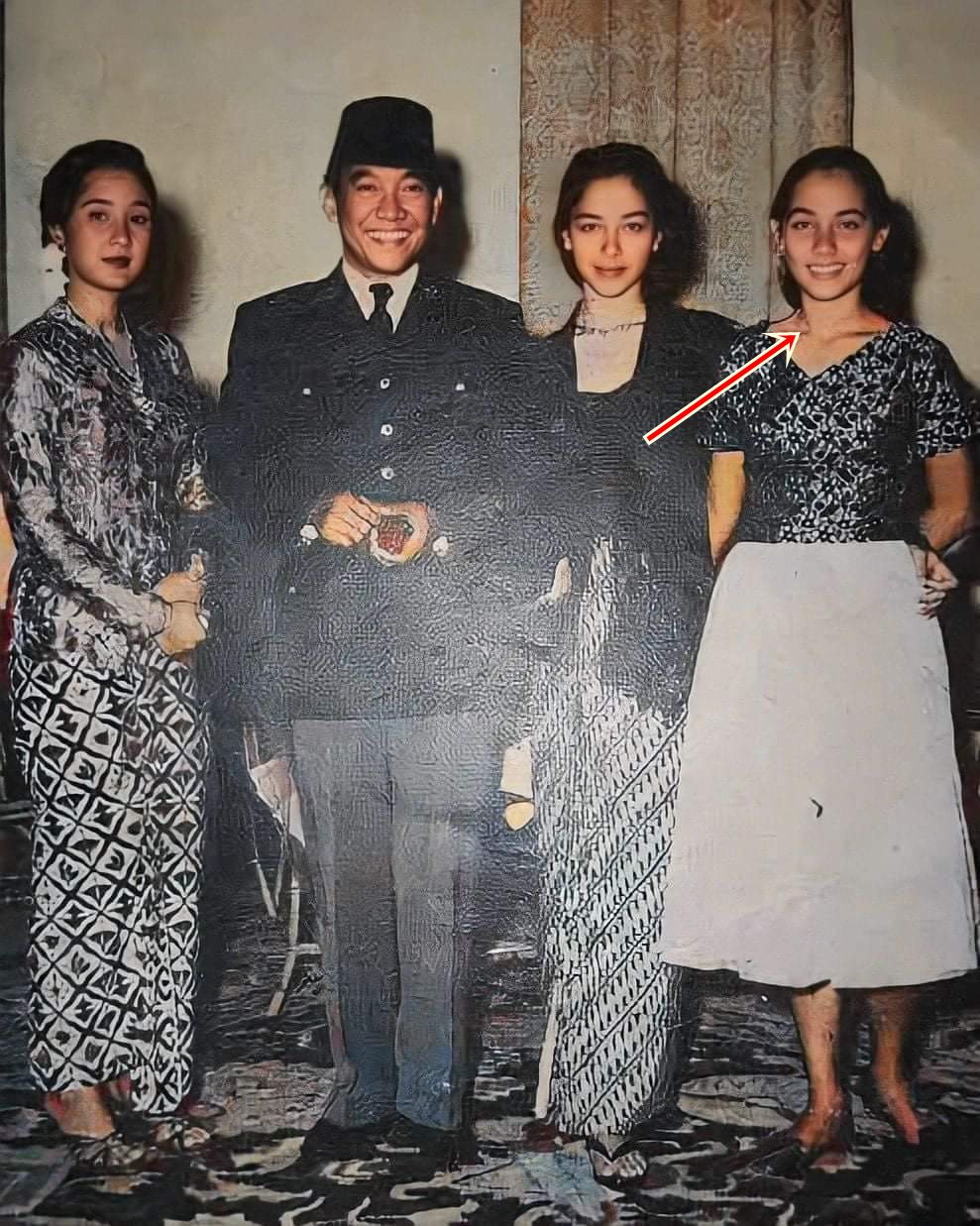 Gadis mirip Chelsea Islan foto bareng Presiden Soekarno ini tante aktor top, intip 11 transformasinya