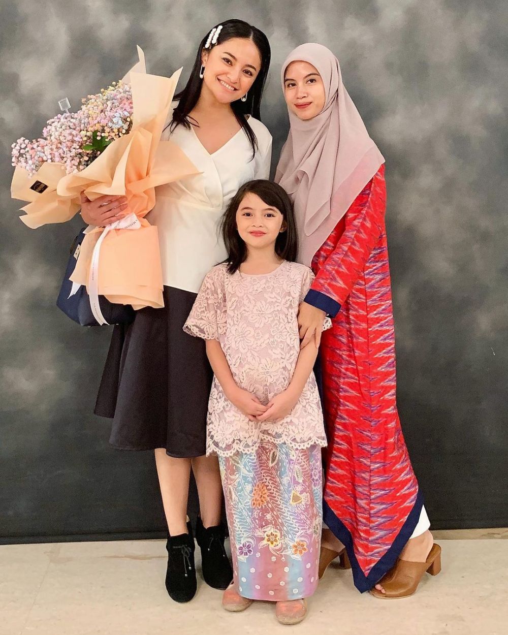 Potret akur seleb dengan pasangan mantan suami © 2023 brilio.net