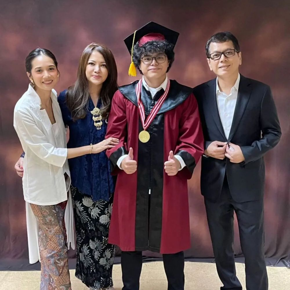 Potret akur seleb dengan pasangan mantan suami © 2023 brilio.net