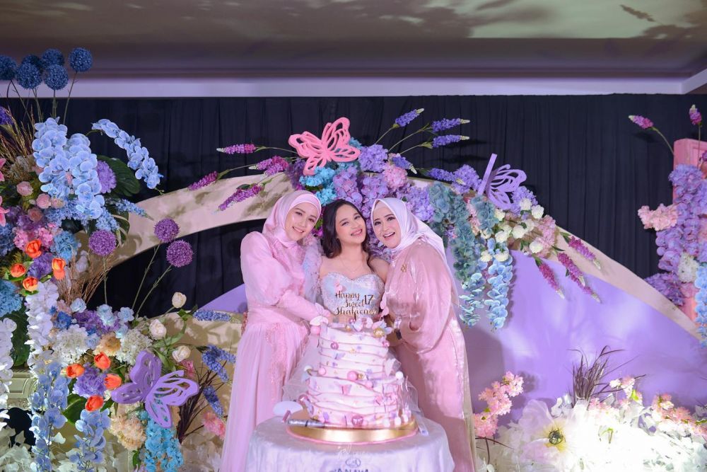 Potret akur seleb dengan pasangan mantan suami © 2023 brilio.net