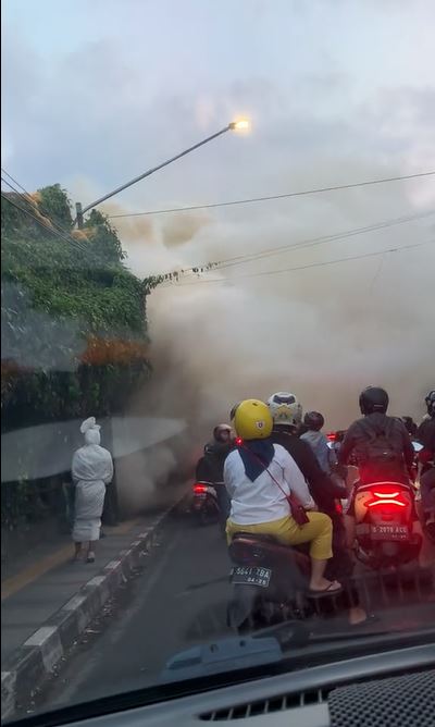aksi pocong ikut bantu padamkan kebakaran ini bikin kaget TikTok aksi pocong ikut bantu padamkan kebakaran ini bikin kaget TikTok