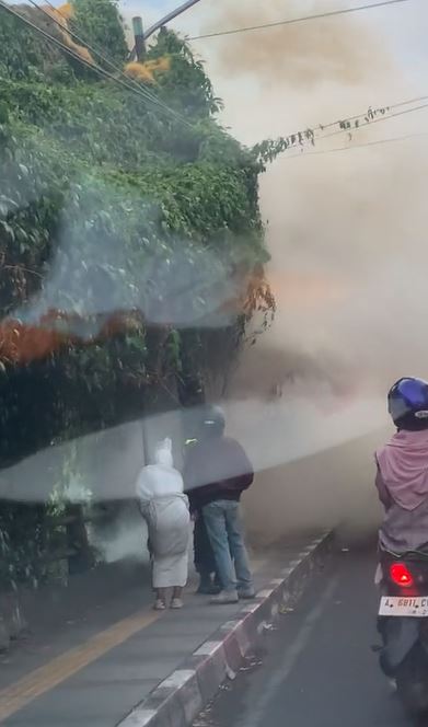 aksi pocong ikut bantu padamkan kebakaran ini bikin kaget TikTok aksi pocong ikut bantu padamkan kebakaran ini bikin kaget TikTok