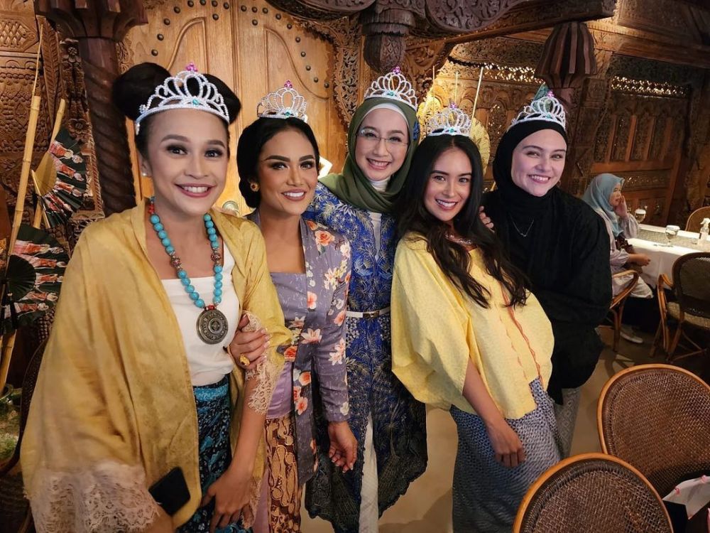 gaya seleb di acara reuni gadis sampul © berbagai sumber