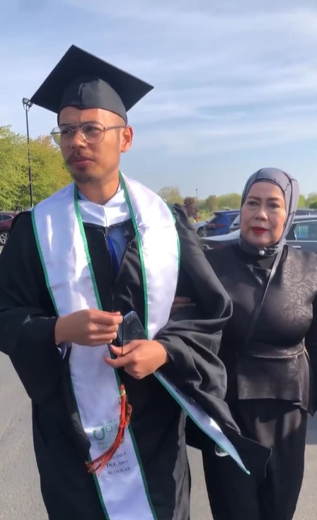 beda penampilan penyanyi dampingi anak wisuda © berbagai sumber