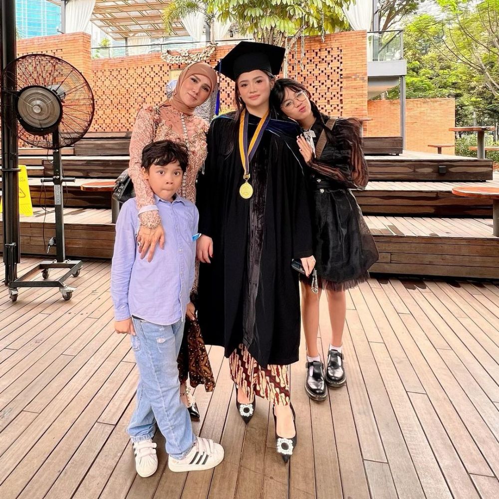 beda penampilan penyanyi dampingi anak wisuda © berbagai sumber