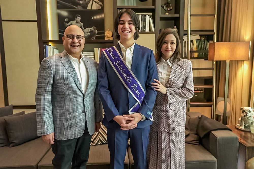 beda penampilan penyanyi dampingi anak wisuda © berbagai sumber