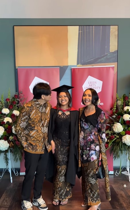 beda penampilan penyanyi dampingi anak wisuda © berbagai sumber