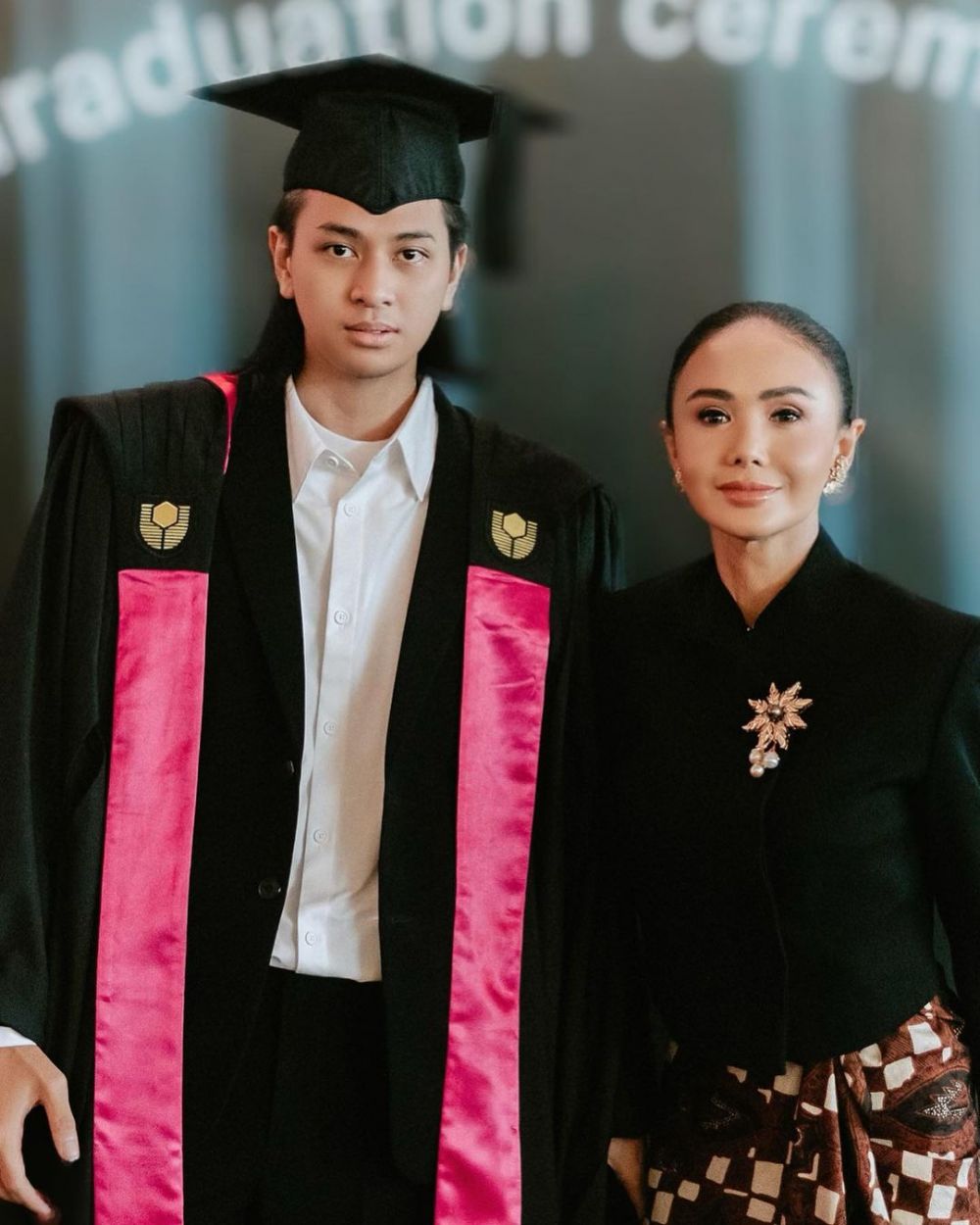 beda penampilan penyanyi dampingi anak wisuda © berbagai sumber